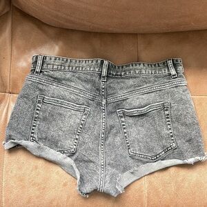 Sz8 H&M black distressed denim shorts in EUC